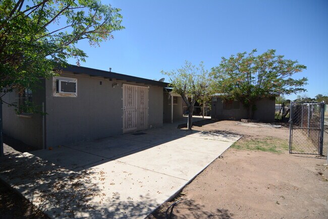 Building Photo - Charming 4 Bedroom 2 Bedroom! Great South ...