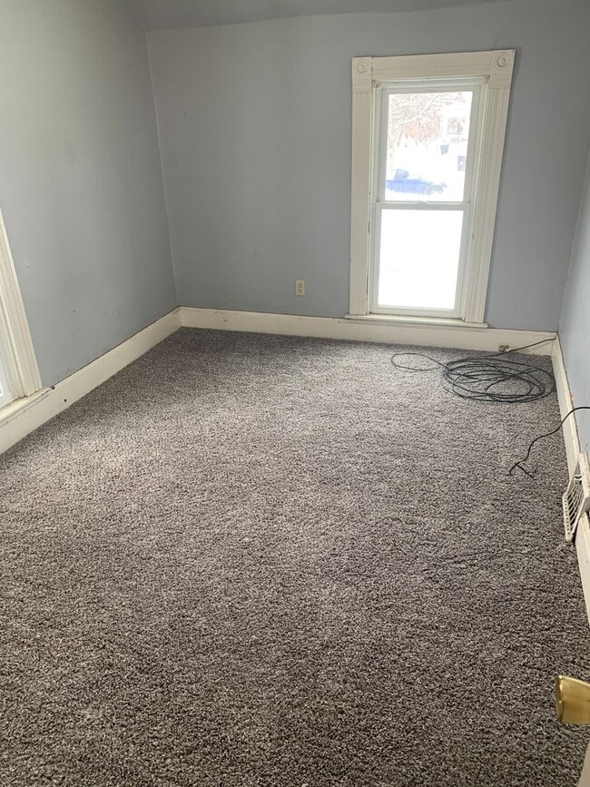 Building Photo - LARGE HOUSE IN CEDAR FALLS  fenced yard, deck, washer / dryer, central air,