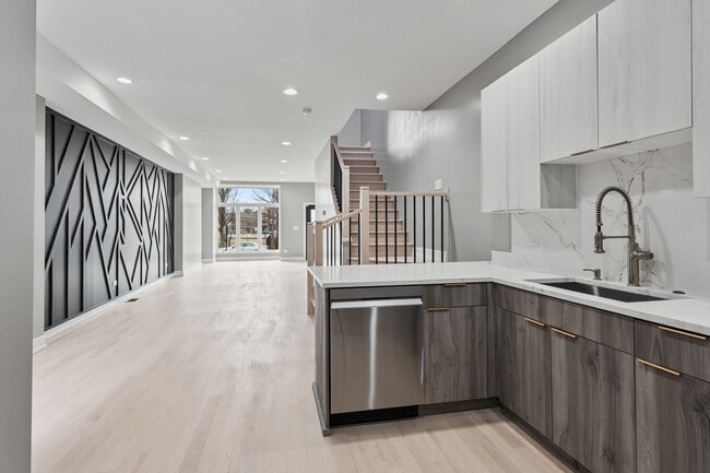 Building Photo - 2816 W Warren Blvd