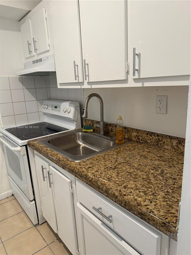 Building Photo - 870 SW 129th Pl