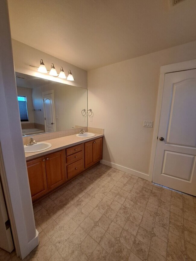 Building Photo - Secluded 5 bedroom Amazing Views Green Space