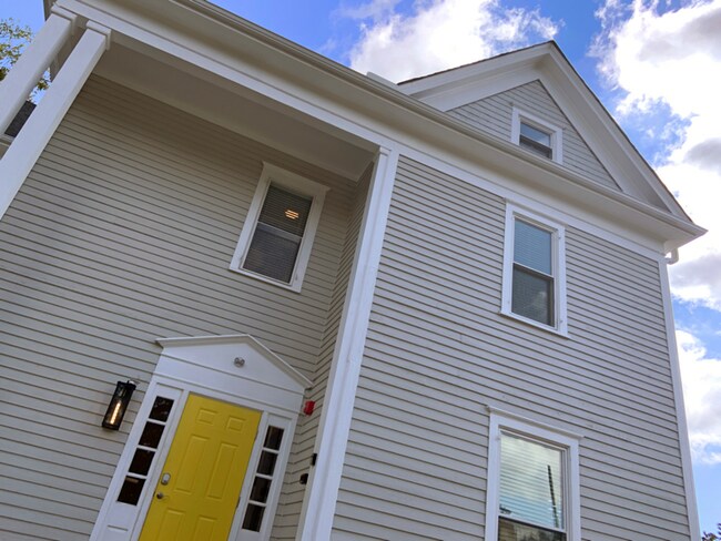 Building Photo - 214 N Cedar St