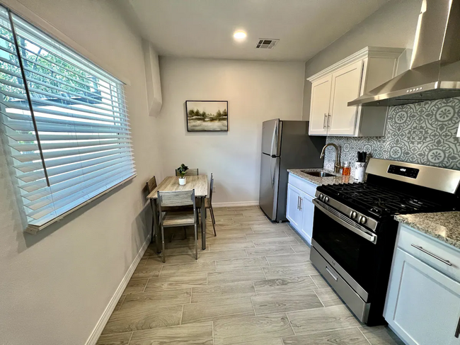 Full Kitchen with Dining Table - 1111 N Stevens St