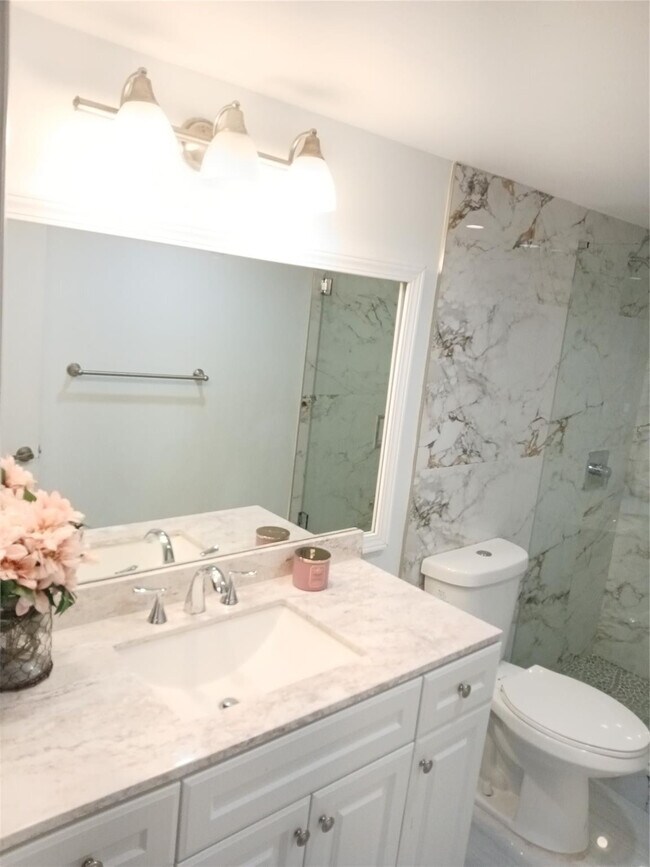 Building Photo - 4170 Inverrary Dr