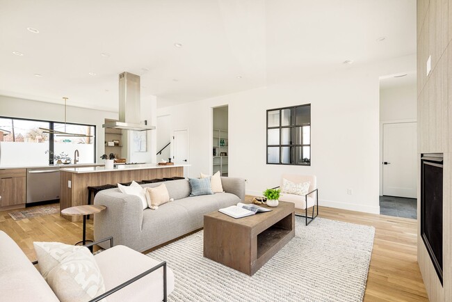 Building Photo - LUX 3BD, 4BA Sunnyside Home with Office and 2-Car Garage