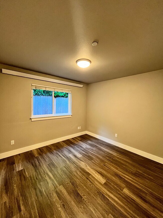 Building Photo - Large 3 Bedroom 2 Bathroom! In-Unit Washer...