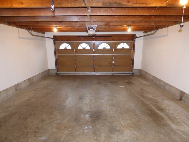 Building Photo - 986 Eastwind Ct N