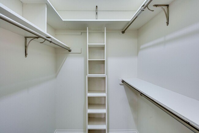 Building Photo - OVERLOOK WEST CAMPUS - LUXURIOUS - 1BD/1BA - RESERVED PARKING - W/D - WATER PAID