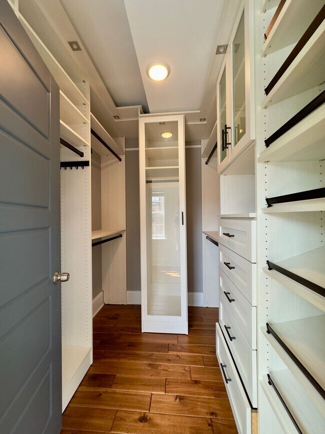 Building Photo - Elegant 3 Bedroom/3.5 Bathroom Townhome in...
