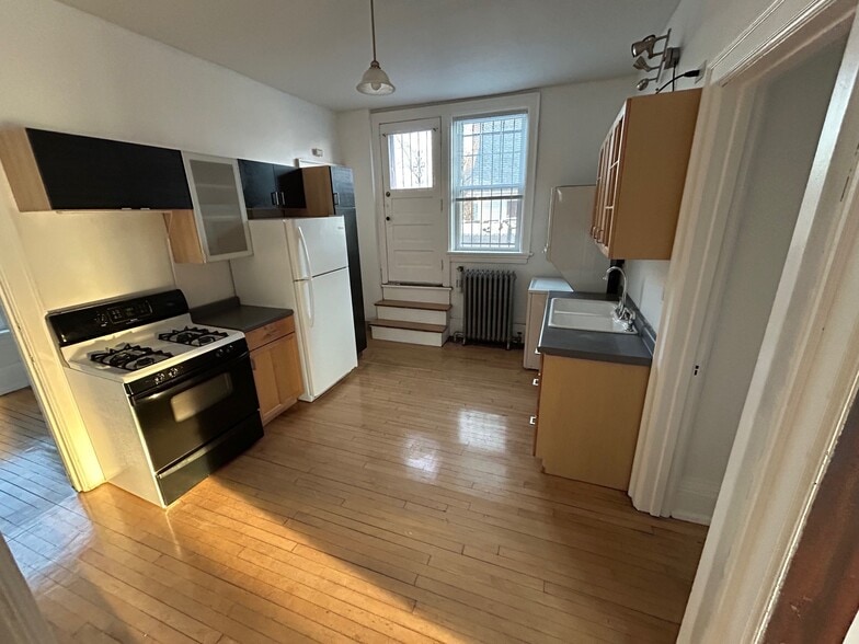 Kitchen - 2379 S Howell Ave