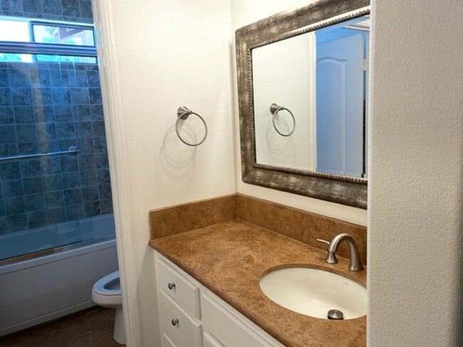 Building Photo - 2 Bedroom in Beautiful Tustin Golf Community