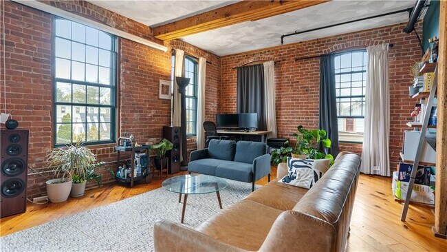 Building Photo - 407 Pine St