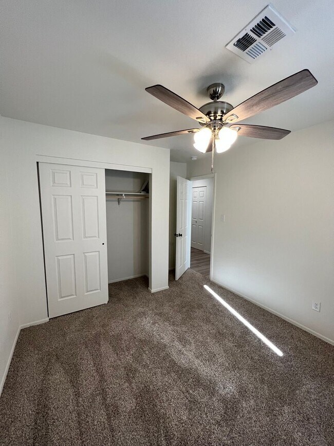 Building Photo - 4 BEDROOM HOME!