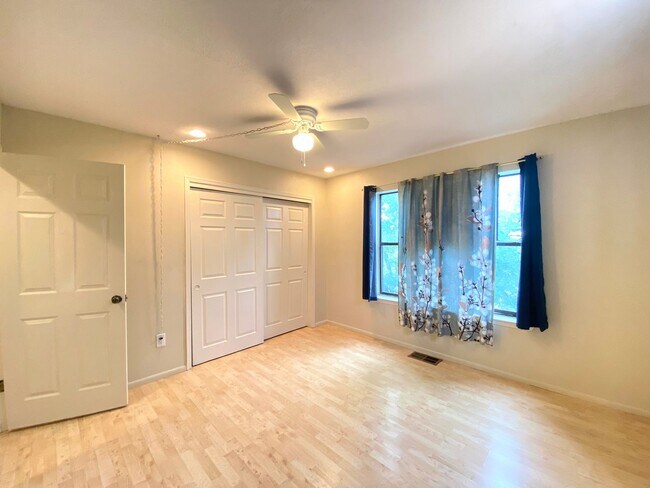 Building Photo - Spacious Home in Vista Primera
