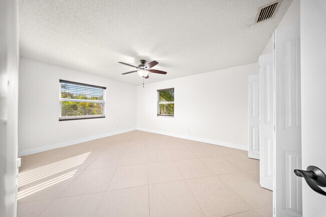 Building Photo - 2319 Tamarind Dr