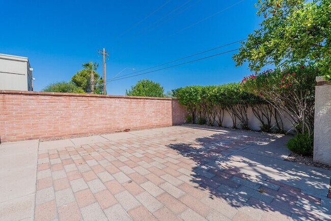 Building Photo - Pending/ Rented - Move-In Ready 2-Bed Tucs...