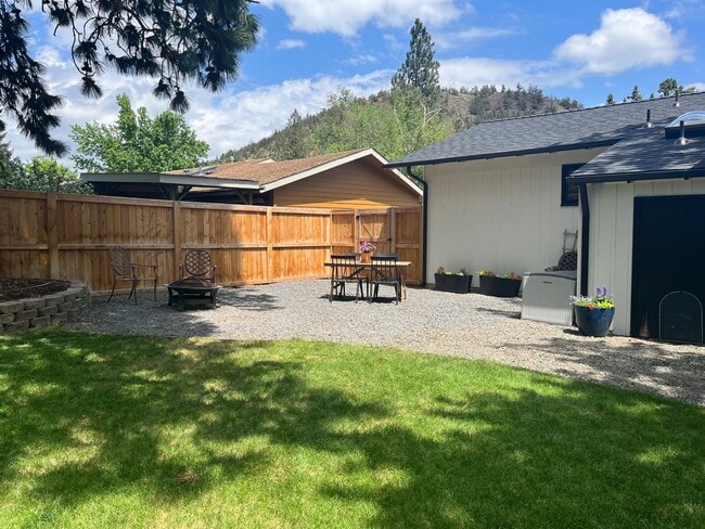 Building Photo - 665 NE 12th St