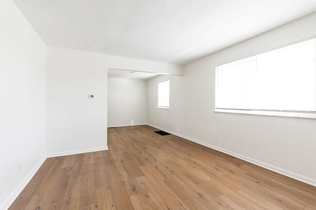 Building Photo - 4040-4042-4042 Halsey Pl