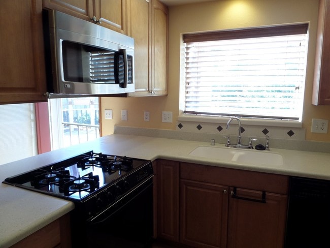 Building Photo - Fabulous 4 Bedroom Home with Gorgeous Fenc...