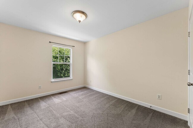 Building Photo - 553 Rosedale Ave
