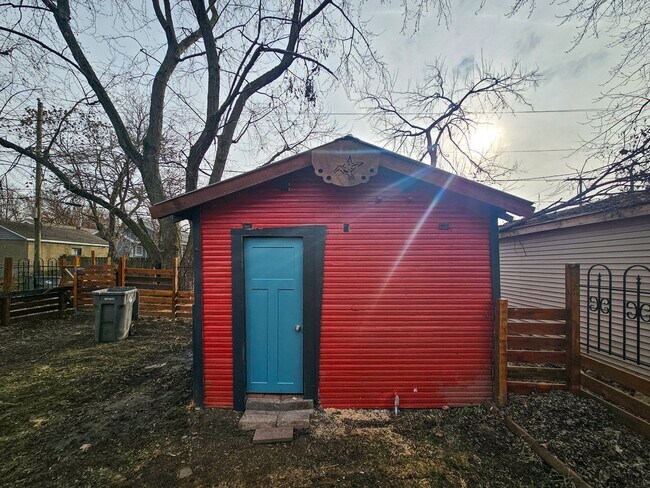 Building Photo - 2523 E 18th St