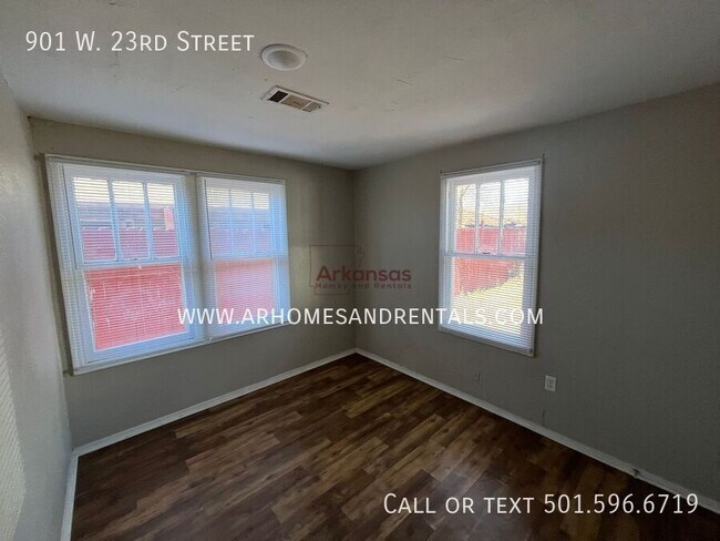 Building Photo - 901 W 23rd St