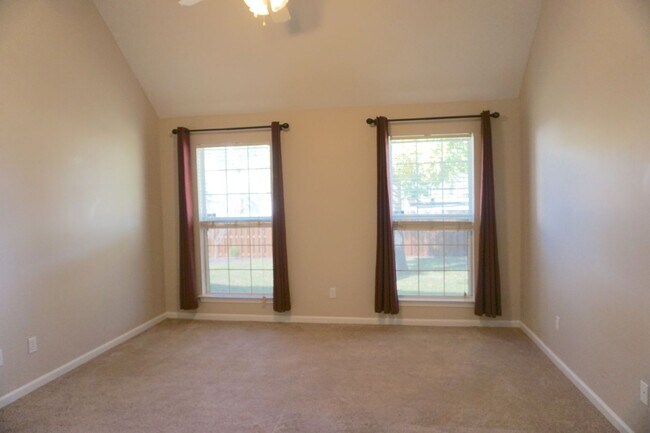 Building Photo - 3 BED | 2.5 BATH | POOLER