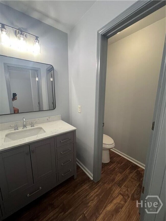 Building Photo - 4 bed, 2.5 bath townhouse