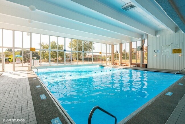 Building Photo - 18 E Old Willow Rd