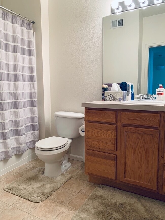 Building Photo - 2 Bedroom, 2 Bath Condo with an attached g...