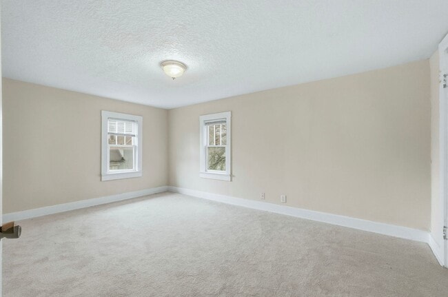 Building Photo - Updated 3-Bedroom Home with New Kitchen & Carpet