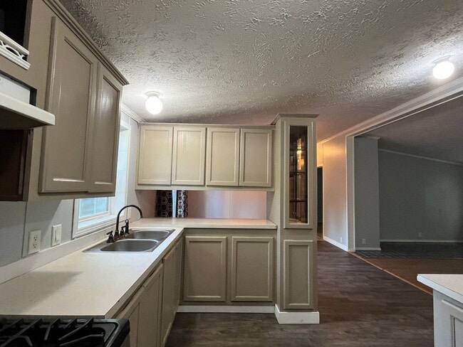 Building Photo - 3 Bedroom Home
