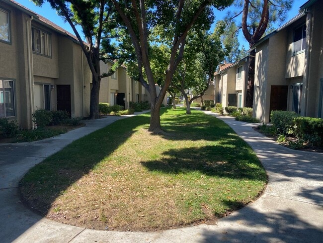 Building Photo - Decker Townhome