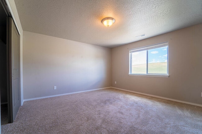 Building Photo - 705 Condor Dr