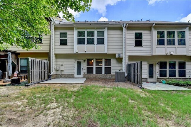 Building Photo - 2152 Greencrest Cir