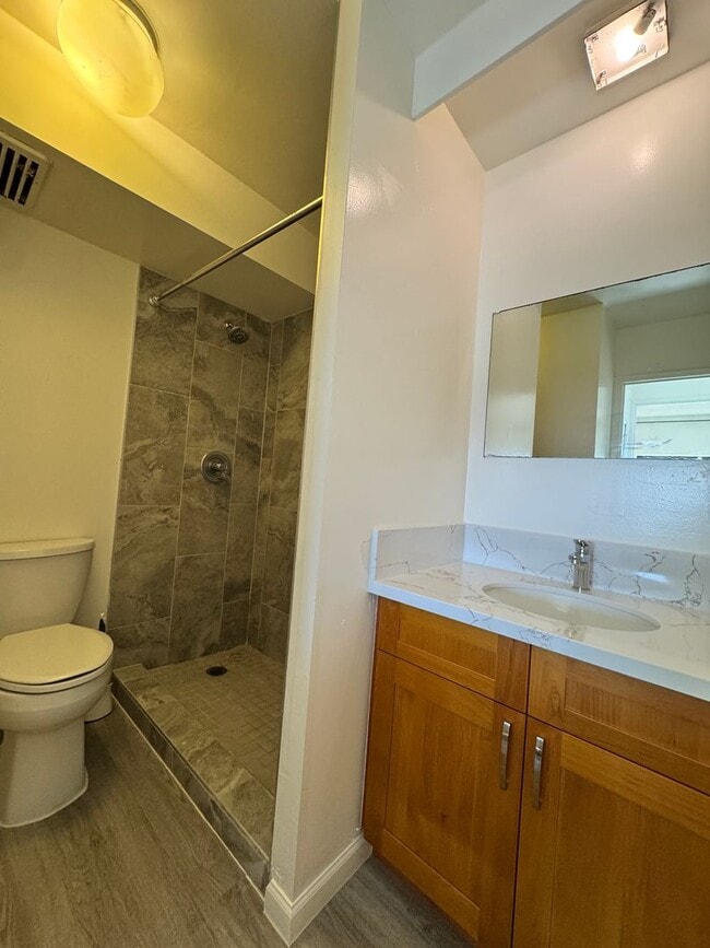 Building Photo - Bright and Breezy 2 bed, 1.5 bath, 1 covered parking top floor condo in Makiki!!