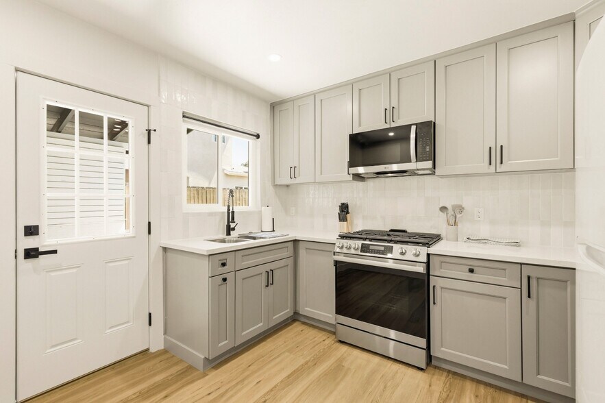 Building Photo - 1382 Grove Ave
