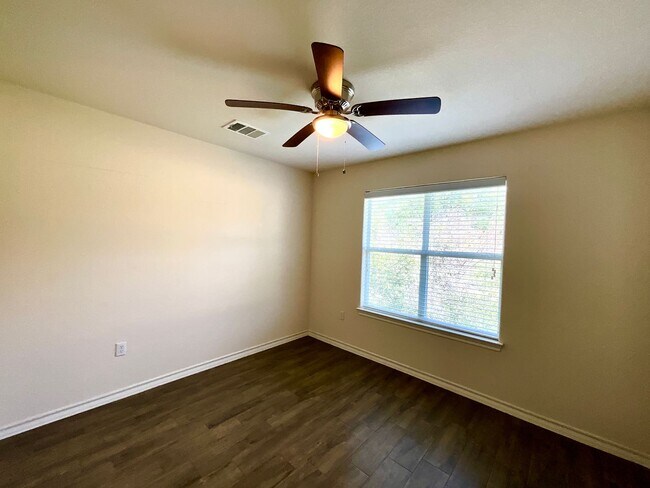 Building Photo - *COMING SOON* Lake Life Meets Modern Comfort in Kingsland!