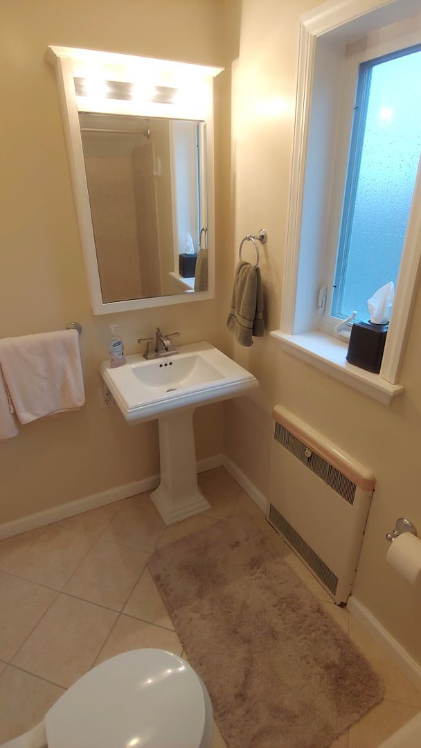 Building Photo - *Beautiful 2BD/2BA Single-Family Home Available in Brentwood*