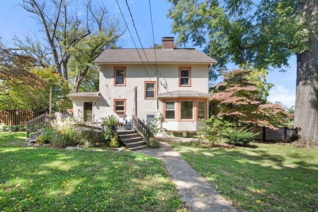 Building Photo - 4 Bed 2.5 Bath Home with a large backyard ...