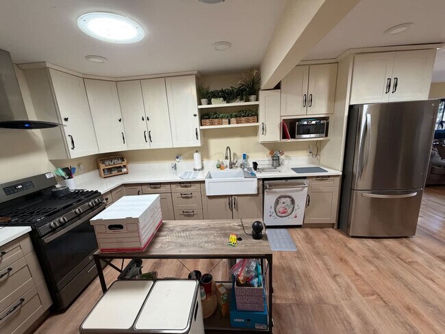 Building Photo - 2069 Horne St