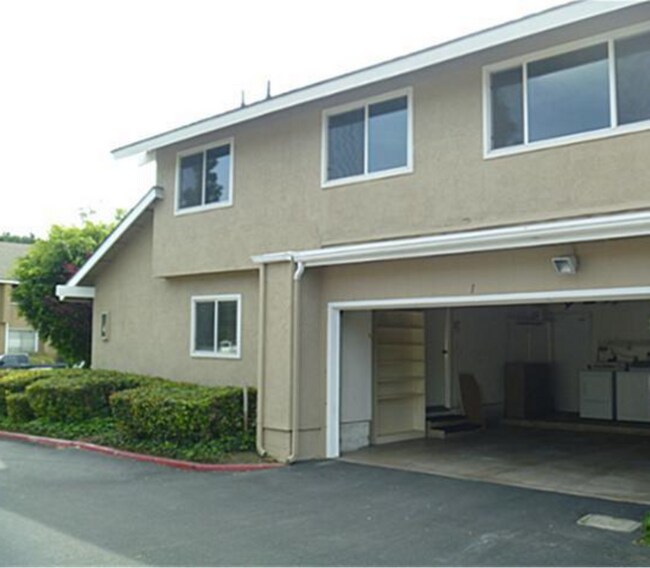 Building Photo - Welcome home to this 2 story end unit 3 bedroom 2 bath located in the heart of Irvine