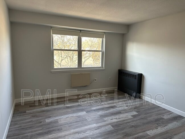 Building Photo - 292 Pequot Ave