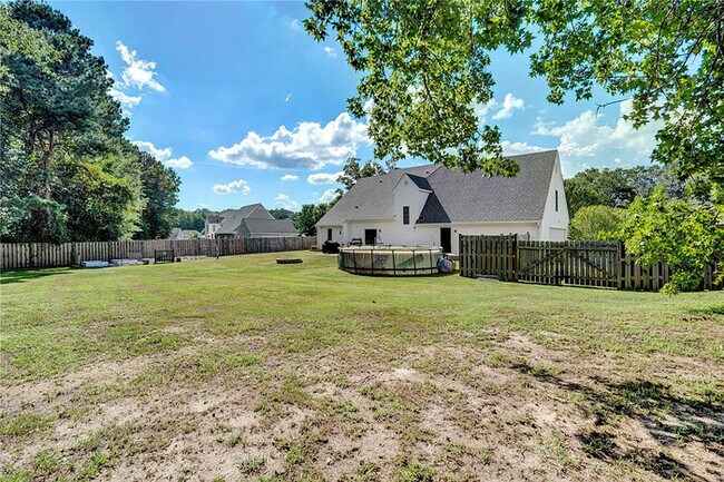 Building Photo - 4 Bedroom 2.5 Bathrooms