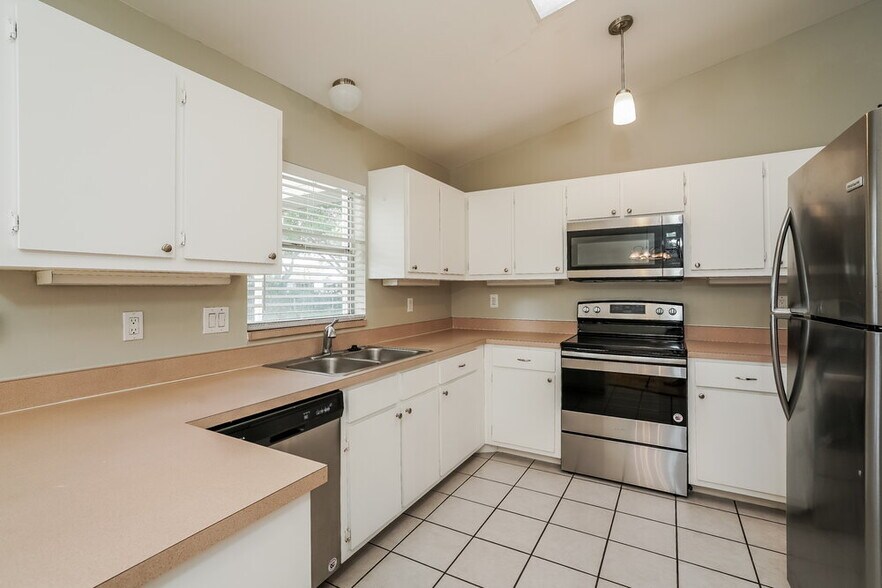 Building Photo - 28 SW 13th St