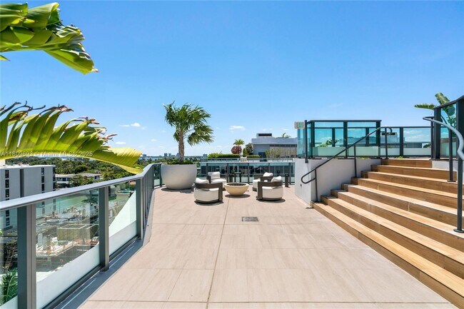 Building Photo - 9901 W Bay Harbor Dr