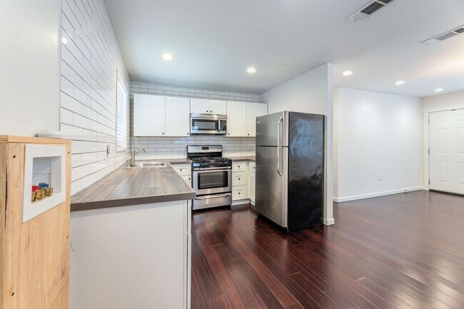 Building Photo - Charming & Updated Mid-Century 3 Bed/1 Bath in East Austin!