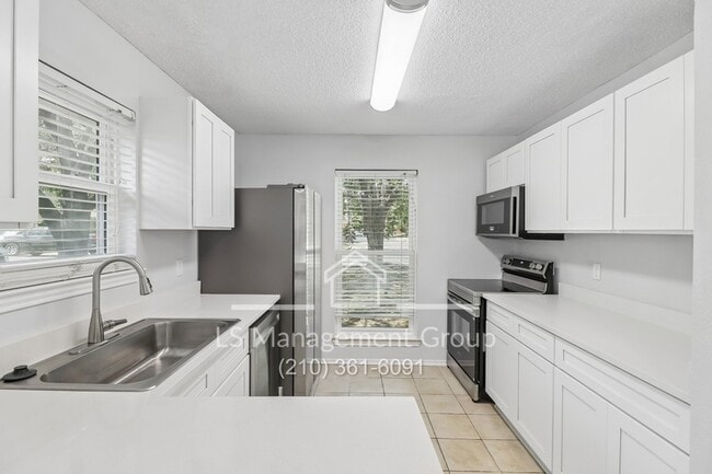 Building Photo - 3118 Bear Springs Dr