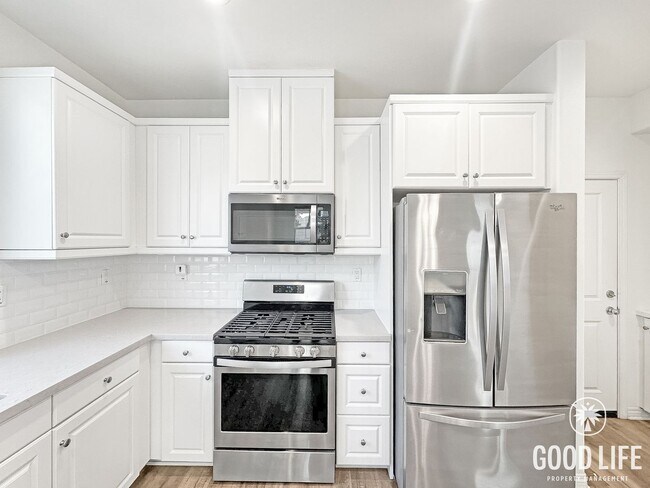 Building Photo - Beautiful 3B/2.5BA Townhouse in Imperial Beach with Loft, Private Patio & 2-Car Garage