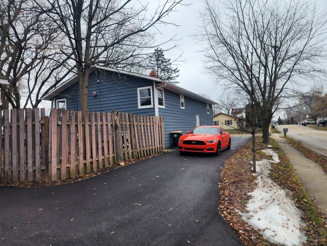 Building Photo - 1325 N Glenview Ct